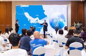 Andrew Hoad Gulftainer addressing freight forwarders in Shenzhen
