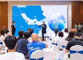 Andrew Hoad Gulftainer addressing freight forwarders in Shenzhen