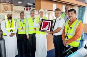 GAC Oman presented a memento to the master of the Suiso Frontier