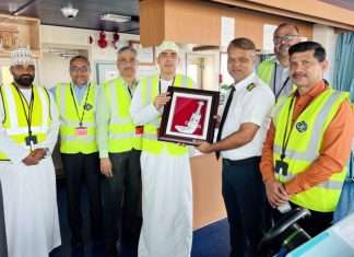 GAC Oman presented a memento to the master of the Suiso Frontier