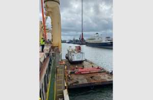 The shiploader being lifted onboard in Hamriyah port