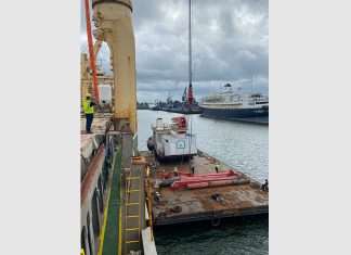 The shiploader being lifted onboard in Hamriyah port