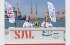 Omar Hariri, President of the Saudi Ports Authority (Mawani) signing the 50,000ft 2 logistics facility agreement with SAL Managing Director and CEO, Faisal Albeda