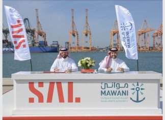 Omar Hariri, President of the Saudi Ports Authority (Mawani) signing the 50,000ft 2 logistics facility agreement with SAL Managing Director and CEO, Faisal Albeda