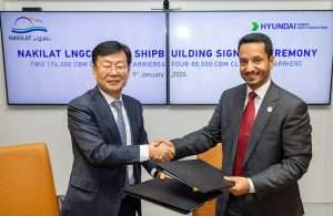 Nakilat's Chief Executive Officer, Eng. Abdullah Al Sulaiti and S.Y. Park, President and COO of HD Hyundai Heavy Industries, signing the deal to build a total of six new gas carriers