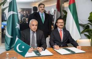 H.E. Shahid Ashraf Tarar, Pakistan’s Federal Minister of Communication, Railways and Maritime Affairs, and Sultan Ahmed bin Sulayem, Chairman of Ports, Customs and Free Zone Corporation (PCFC), Government of Dubai, signing the agreements at Davos, as HE Pakistan's Prime Minister Anwar-ul-Haq Kakar looks on