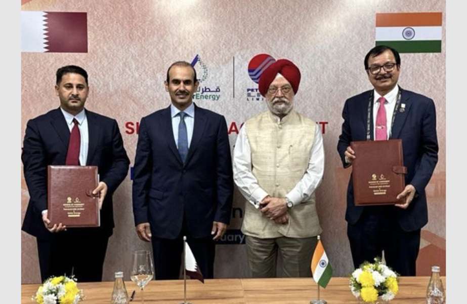 QatarLNG copy HE Saad Sherida Al-Kaabi, the Minister of State for Energy Affairs, the President and CEO of QatarEnergy, and HE Hardeep Singh Puri, the Minister of Petroleum & Natural Gas, and Housing & Urban Affairs in the Republic of India, witnessing Akshay Kumar Singh, the Managing Director & CEO of Petronet LNG and Abdulla Ahmad Al-Hussaini, QatarEnergy’s Executive Vice President for Marketing, signing the LNG supply agreement