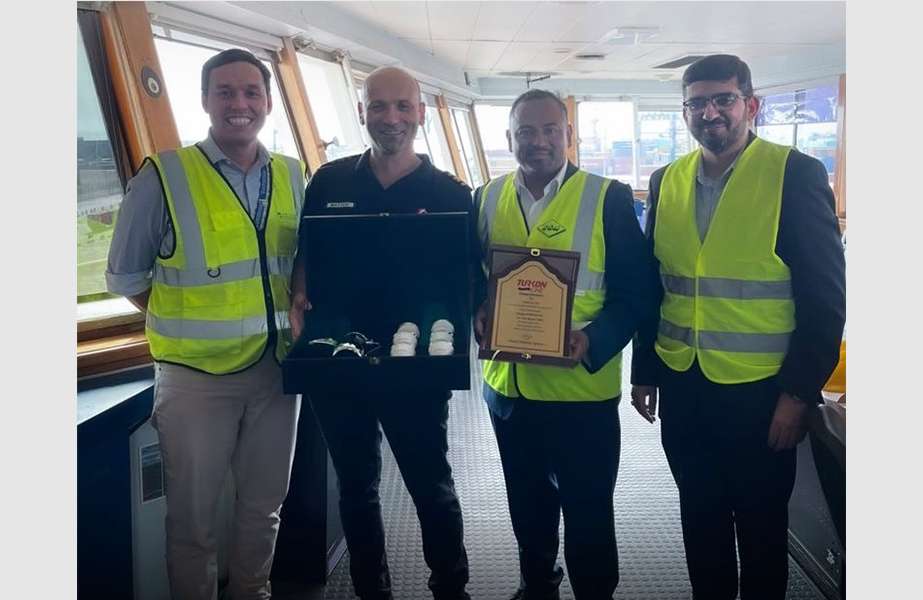 The captain of the Leyla Kalavan receiving a plaque to mark its maiden voyage to Jeddah