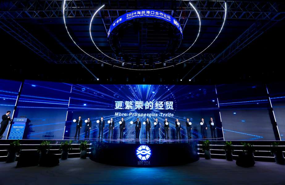 Story-2 The signing of the agreement between DP World and Zheijian Seaport Group was a high profile affair