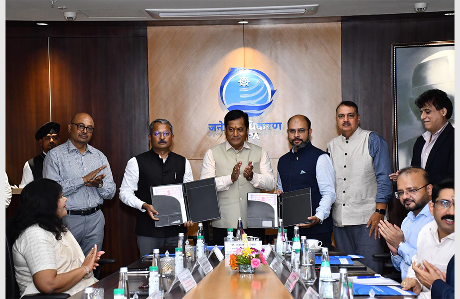 13 Pictured left to right, standing: Shri Niteen M. Borwankar, CEO and Chief General Manager JNPA; Shri Unmesh Sharard Wach, IRS, Chairman JNPA; Shri Sarbananda Sonowal, Union Cabinet Minister, Ministry of Ports, Shipping and Waterways; Sunay Mukerjee, COO GTI; and A. K. Singh, CEO, GTI.