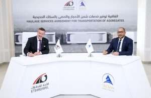 Gunther J. Ferk, CEO of Etihad Rail Freight and Mohamed Mahmoud, CEO of Trojan General Contracting signing the cooperation agreement to transport aggregates by rail within the UAE