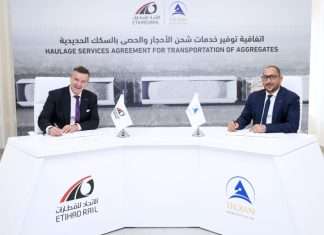 Gunther J. Ferk, CEO of Etihad Rail Freight and Mohamed Mahmoud, CEO of Trojan General Contracting signing the cooperation agreement to transport aggregates by rail within the UAE