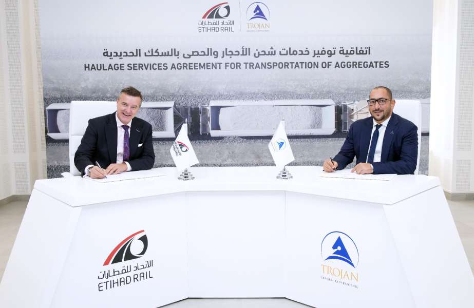Gunther J. Ferk, CEO of Etihad Rail Freight and Mohamed Mahmoud, CEO of Trojan General Contracting signing the cooperation agreement to transport aggregates by rail within the UAE