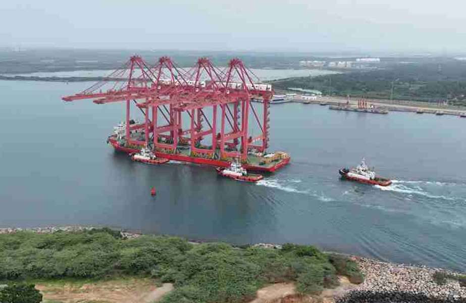 08 The heavy lift ship De Qiang 66 transporting the four new quayside container gantry cranes to HIP