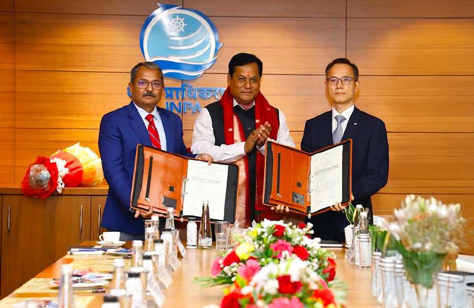 At the MOU signing ceremony held in Mumbai, India, (from right) Daljoong Jeong, Managing Director of HMM India; Sarbananda Sonowal, Minister of Ports, Shipping and Waterways of India; and Unmesh Sharad Wagh, Chairman of JNPA