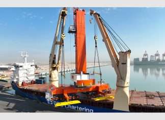 The unloading of BGT’s new mobile harbour crane