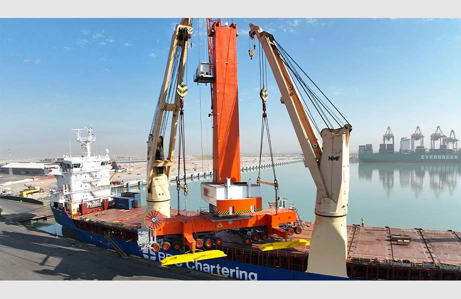 The unloading of BGT’s new mobile harbour crane