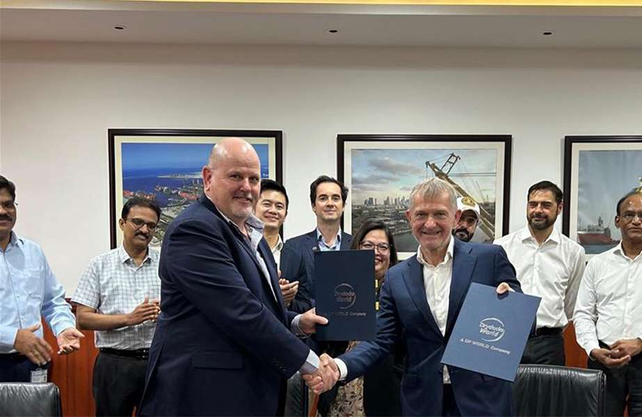 04 Modec president, Gary Kennedy, and Drydocks World CEO Rado Antolovic signing the FPSO refurbishment and life extension contract in Dubai