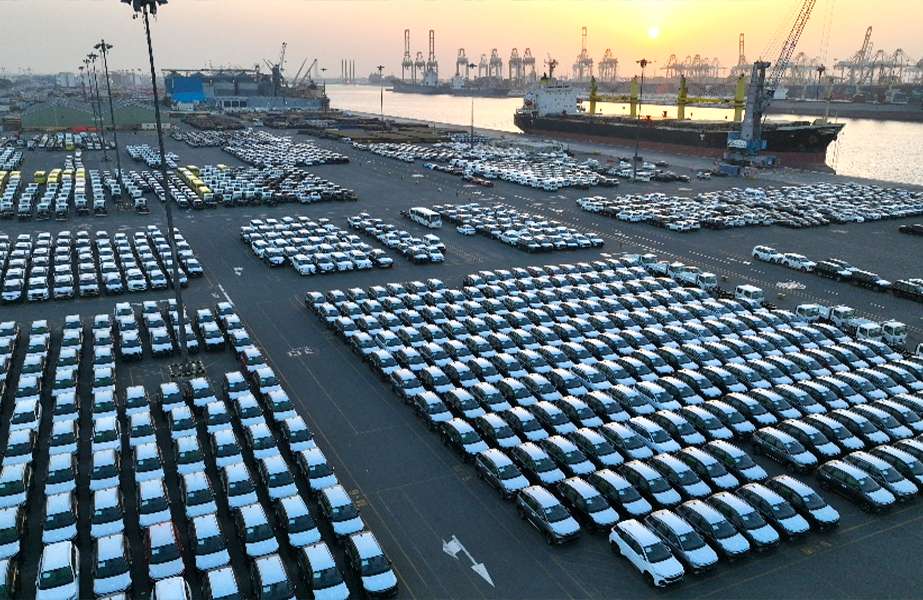 Car traffic moving through Dubai hit record levels in 2024