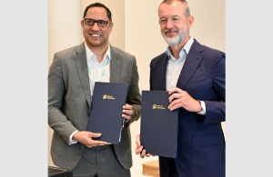 Gautam Reddy Kumbam, CEO, AM Green Ammonia and Boudewijn Siemons, CEO, Port of Rotterdam Authority signing the new green energy supply chain MOU