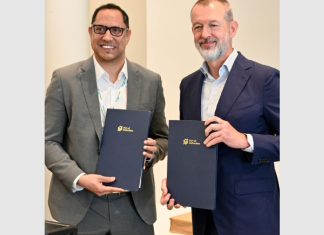 Gautam Reddy Kumbam, CEO, AM Green Ammonia and Boudewijn Siemons, CEO, Port of Rotterdam Authority signing the new green energy supply chain MOU