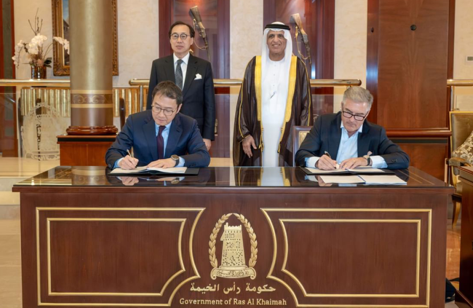 The signing of the concession extension agreement between RAK Ports and Hutchison Port Holdings
