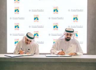 Captain Mohamed Al Yahyaei, CEO of Fujairah Terminals, and His Excellency Mohamed Sharief Habib Al Awadhi, Director General Fujairah Free Zone Authority, signing the new agreement