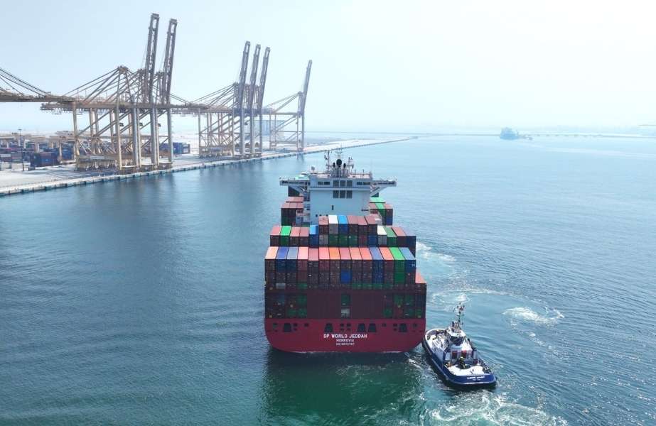 Story-1 Jebel Ali Port achieved strong container throughput growth in the first half of 2025