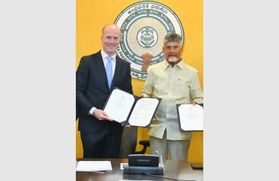 Jonathan Goldner, Regional Managing Director, Asia and Middle East, APM Terminals, and N Chandrababu Naidu, Honourable Chief Minister, Andhra Pradesh at the MOU signing ceremony