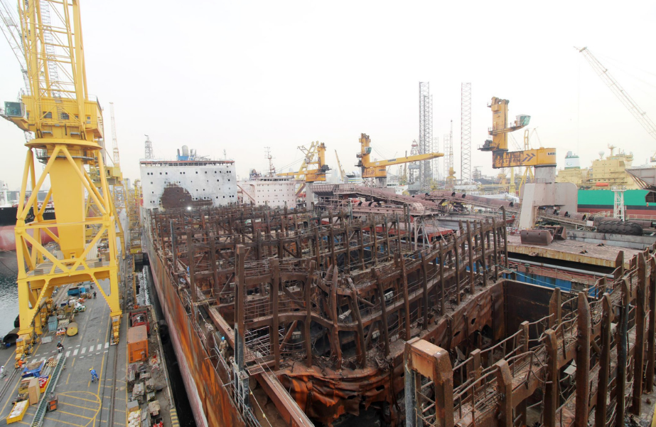 Story-3 Despite the complexity of the vessel and the scale of the operation, the recycling project was completed safely and responsibly through close coordination between Drydocks World, APT Global Marine, regulatory authorities and project partners