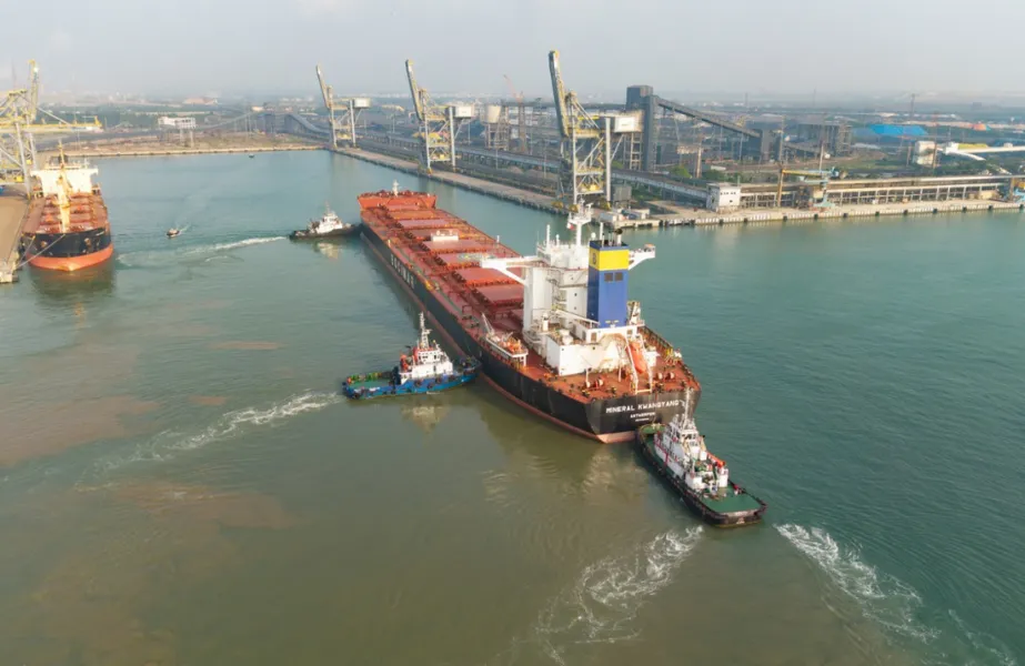 Story-12-2 The bulk carrier Mineral Kwangyang berthing at Paradip port