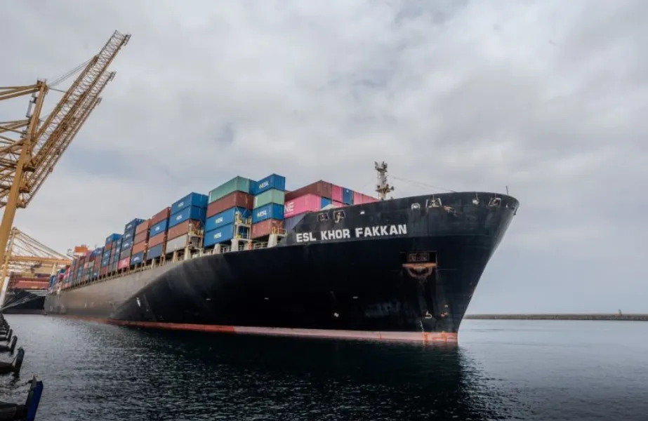 Story-5-1 The ESL Khorfakkan making its maiden call at the Gulftainer Khorfakkan Container Terminal